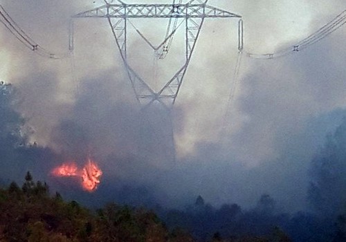 Cháy rừng ở miền Trung, nhiều nơi phải cắt điện