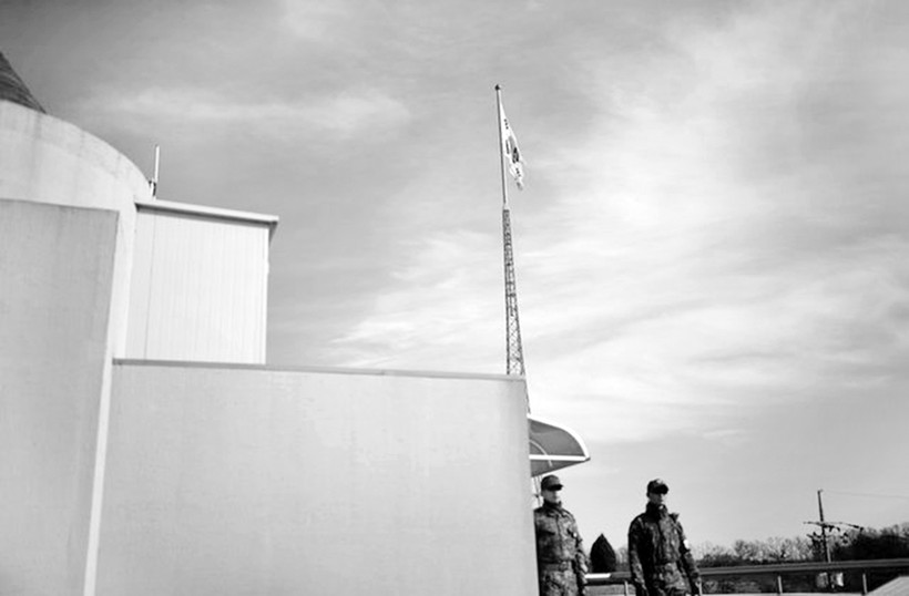 Quân đội canh gác trên sân thượng tòa nhà cao 100m của “Làng tự do” Tae Sung