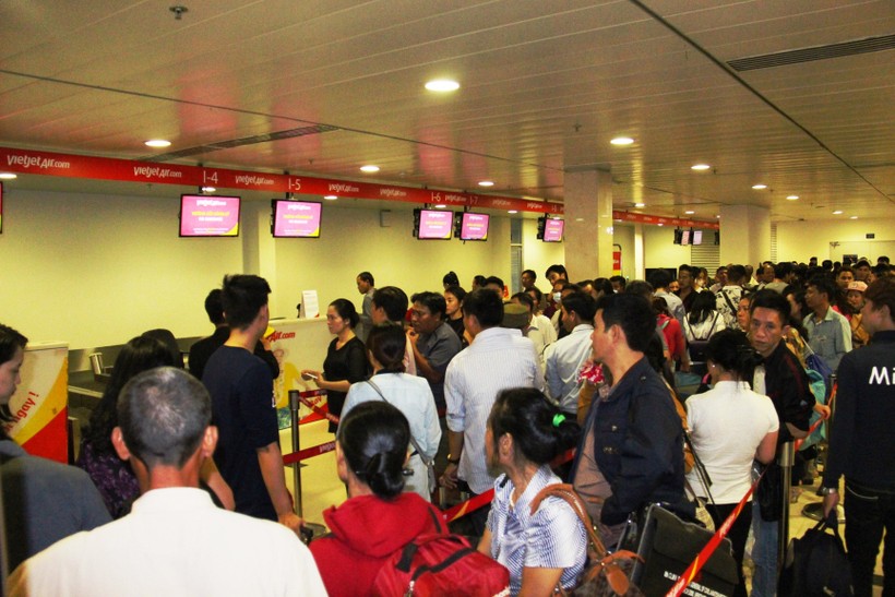 Sân bay Tân Sơn Nhất đã quá tải lại kèm thêm tiếng loa phát thanh liên tục khiến nhiều hành khách cảm thấy bức bối mỗi khi ngồi chờ ở sân bay.