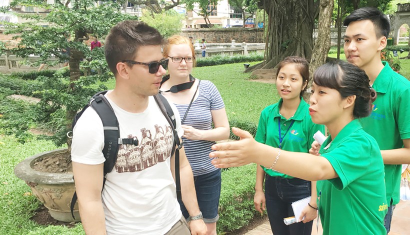 Các tình nguyện viên thuyết minh cho du khách tại Văn Miếu – Quốc Tử Giám, Hà Nội