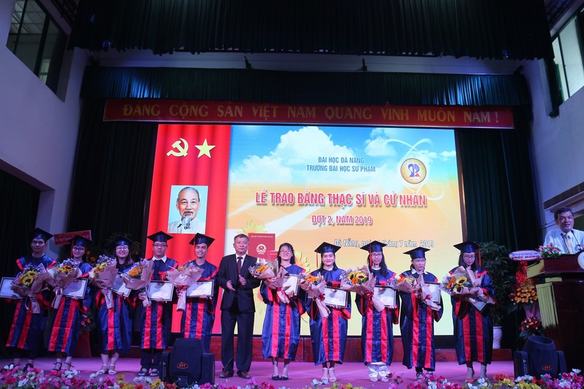 Các cử nhân xuất sắc nhận hoa từ ban lãnh đạo trường ĐHSP Đà Nẵng

