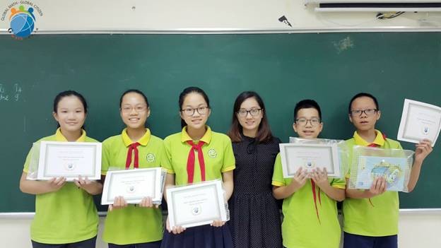 Học sinh Trường THCS Thanh Xuân (Hà Nội) có thành tích tốt được nhận phần thưởng cuối năm học