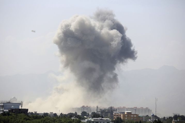 Cột khói khổng lồ sau vụ nổ tại Kabul (Afghanistan)