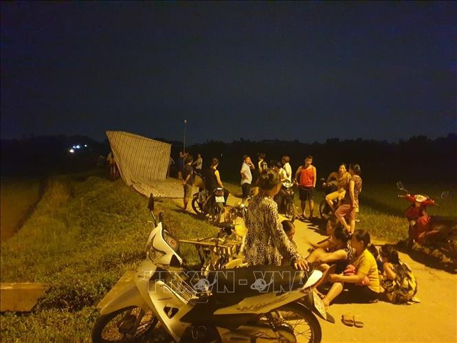 Nhiều người dân tụ tập tại tuyến đường 35, cách bãi rác Nam Sơn khoảng 200 mét để chặn không cho xe vận chuyển vào bãi rác.