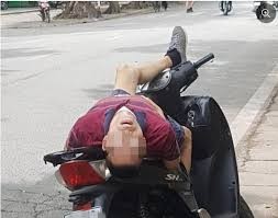 Dân mạng xôn xao với hình ảnh người đàn dựng xe SH bên lề đường rồi ngủ bằng tư thế lạ