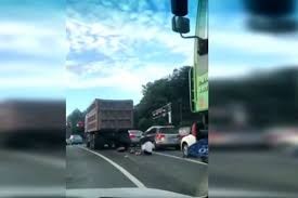 Cô gái trên dừng đèn đỏ thoát chết kỳ diệu khi bị xe tải "nuốt chửng"