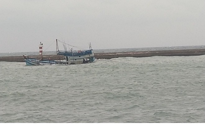Khẩn trương trục vớt tàu chở hơn 50 nghìn lít dầu đang chìm dần ở cảng Phú Quý