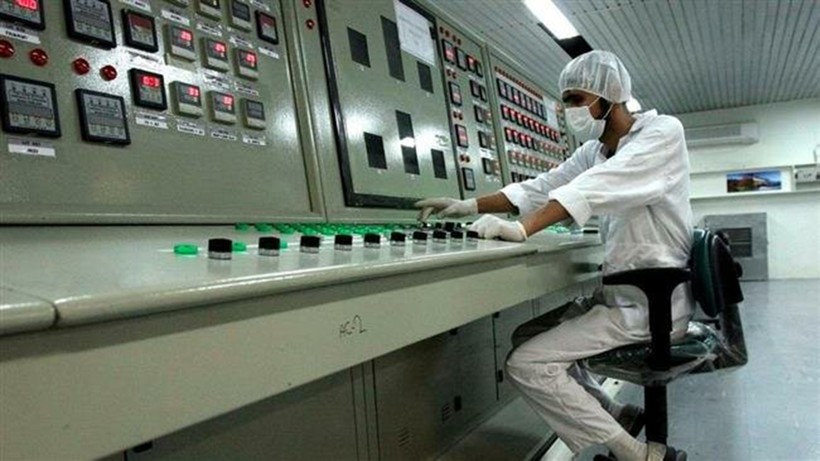 Một kỹ thuật viên làm việc tại Cơ sở chuyển đổi uranium của Iran bên ngoài thành phố Isfahan cách thủ đô Tehran 400km