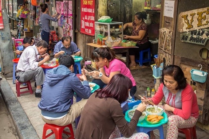 Báo Tây miêu tả ẩm thực đường phố Hà Nội "chỉ nhìn thôi đã thòm thèm" 
