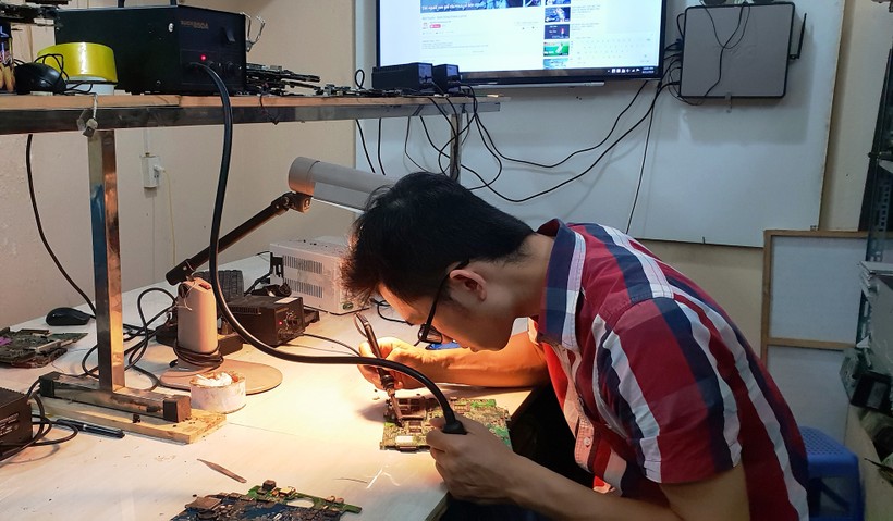 Học viên thực hành sửa chữa linh kiện điện tử
