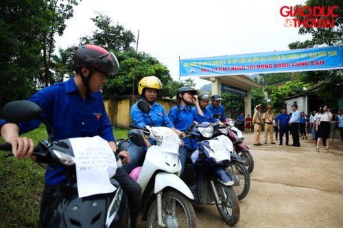 Thanh niên tình nguyện đưa đón thí sinh tại Thái Nguyên. Ảnh: Thế Đại