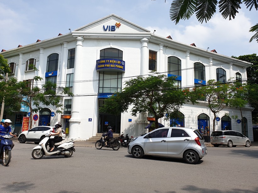 Trụ sở làm việc của PC Hải Phòng tại số 9 Trần Hưng Đạo được “xén” một phần cho thuê