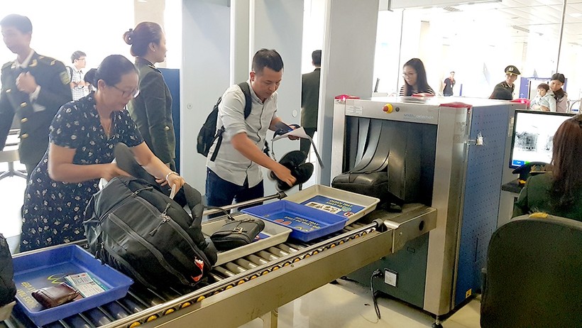 Khu vực soi chiếu an ninh hành lý xách tay của hành khách tại sân bay Tân Sơn Nhất (ảnh minh hoạ).