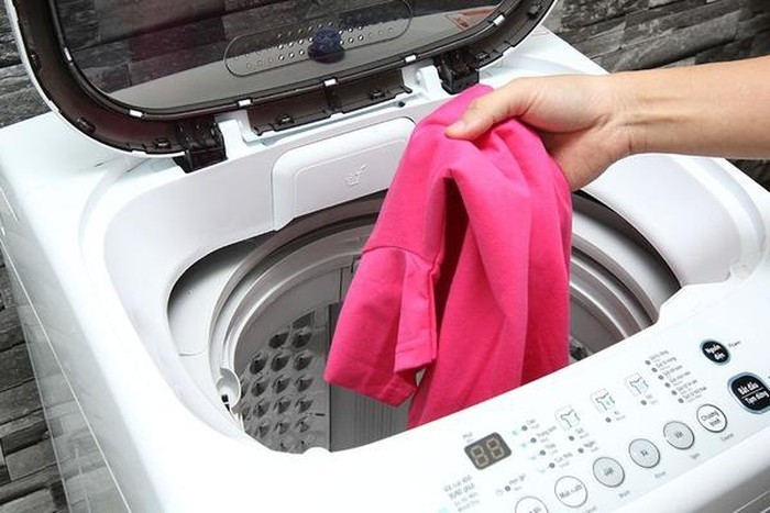 Những mẹ dùng máy giặt than phiền tốn điện, hỏng quần áo xem ngay các sai lầm này