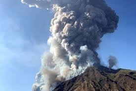 Núi lửa phun trào dữ dội trên đảo Italia
