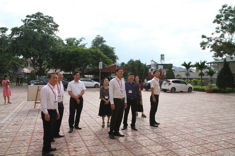 Thứ trưởng Lê Hải An cùng đoàn công tác của Bộ GD&ĐT kiểm tra công tác chấm thi tại Sơn La