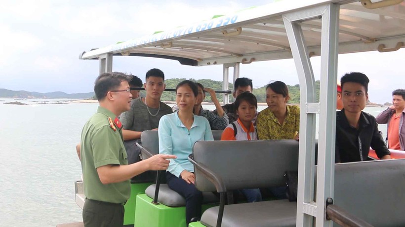 Những chiến sỹ công an đón thí sinh và người nhà các em từ đảo Thanh Lân sang điểm thi an toàn