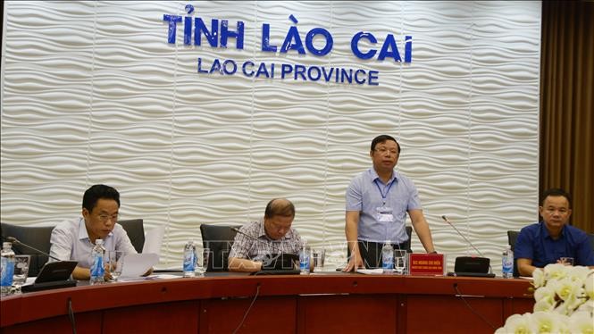 Ông Hoàng Chí Hiền, người phát ngôn của UBND tỉnh Lào Cai cung cấp thông tin cho báo chí. Ảnh: Hương Thu/TTXVN