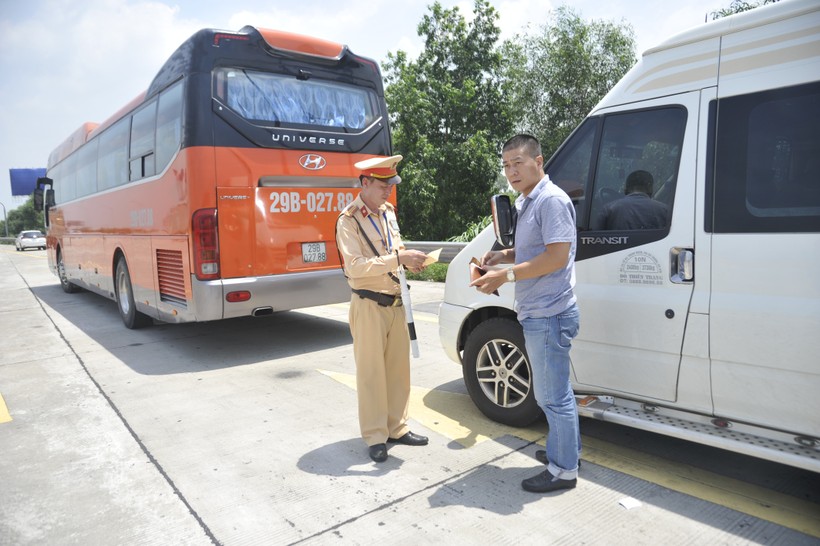 CSGT kiểm tra xe khách trên tuyến Cao tốc Hải Phòng- Hà Nội.