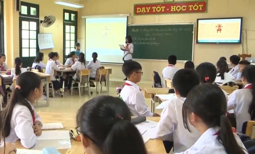 Học sinh lớp 7 một trường THCS tại Hà Nội thuyết trình trong tiết học với Phần mềm thiết kế bài giảng môn Lịch sử Smartschool.