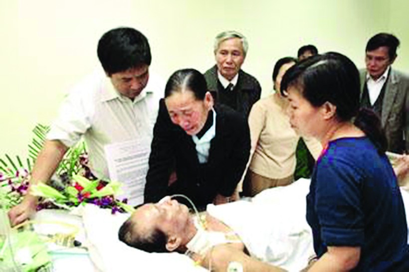 O Nhị thăm nhà thơ Phạm Tiến Duật ở bệnh viện.