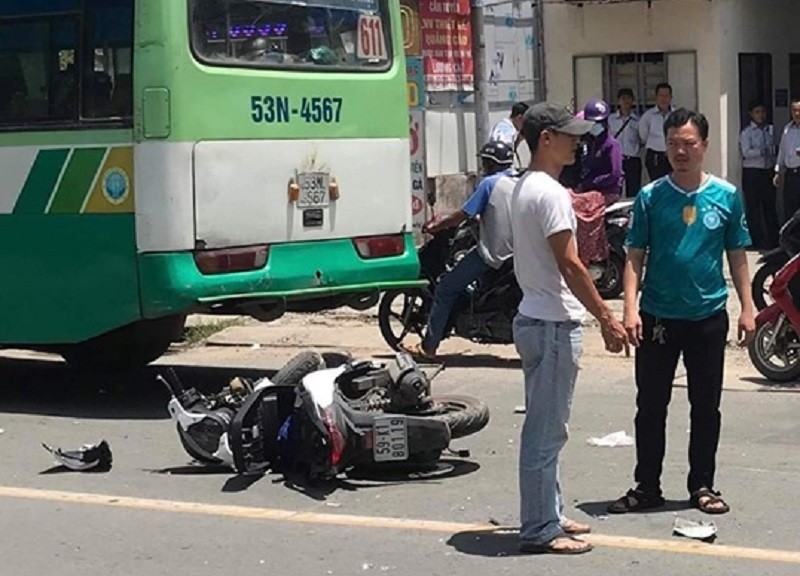 Va chạm với xe buýt, cô gái chạy SH ở Sài Gòn chết thảm