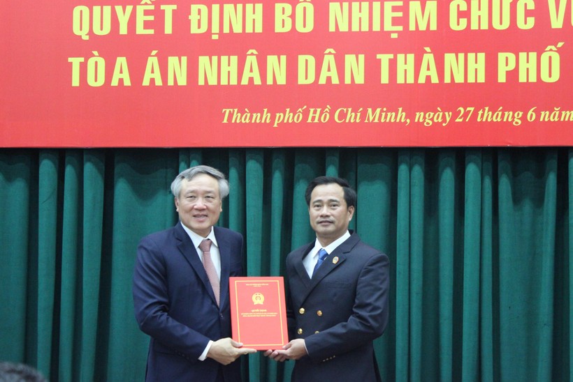 Chánh án TAND tối cao trao quyết định bổ nhiệm cho ông Lê Thanh Phong