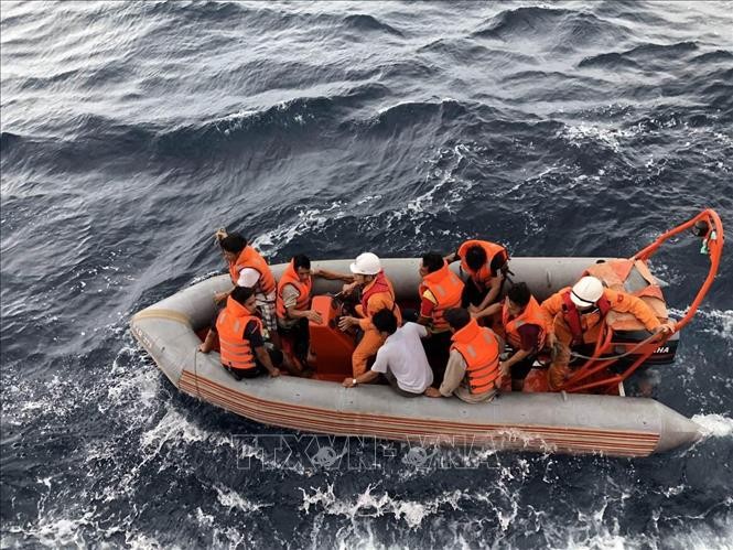 Các lực lượng tham gia cứu nạn tàu cá NA 95899 TS và ngư dân mất tích ngày 2/7. Ảnh: Hoàng Ngọc/TTXVN.