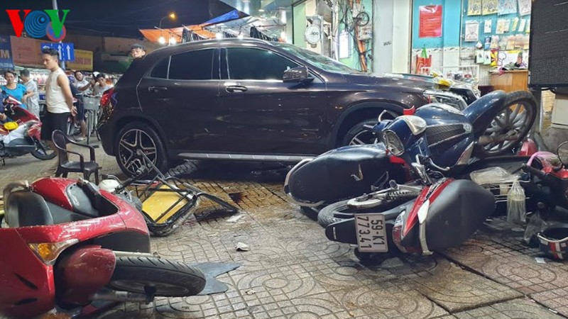 Cận cảnh người, xe máy la liệt vì bị nữ tài xế lái Mercedes tông