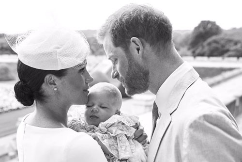 Vợ chồng hoàng tử Harry chia sẻ hình ảnh con trai mới sinh siêu đáng yêu