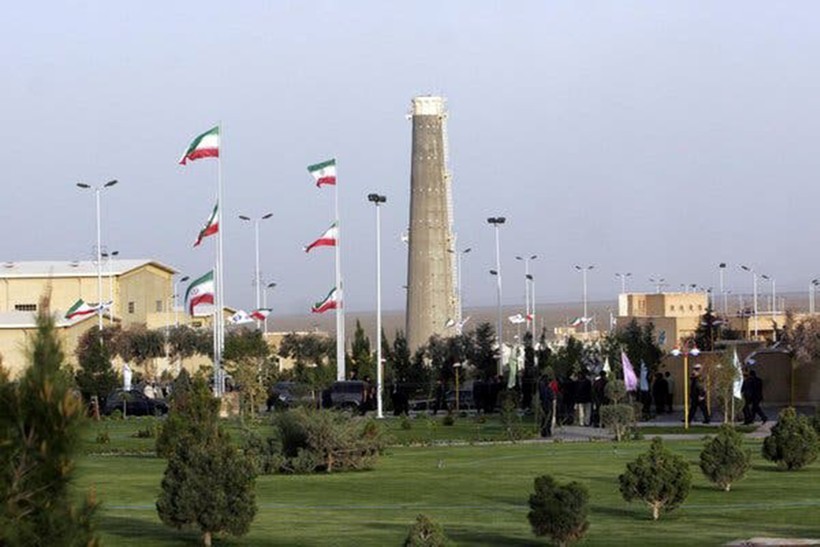 Cơ sở hạt nhân Natanz của Iran năm 2007. Các cơ sở hạt nhân của Iran, đặc biệt là một trung tâm máy ly tâm tại Natanz, được bao quanh bởi súng phòng không