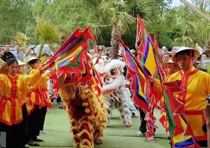 Màn múa lân được các nghệ sĩ thể hiện thu hút đông đảo du khách địa phương