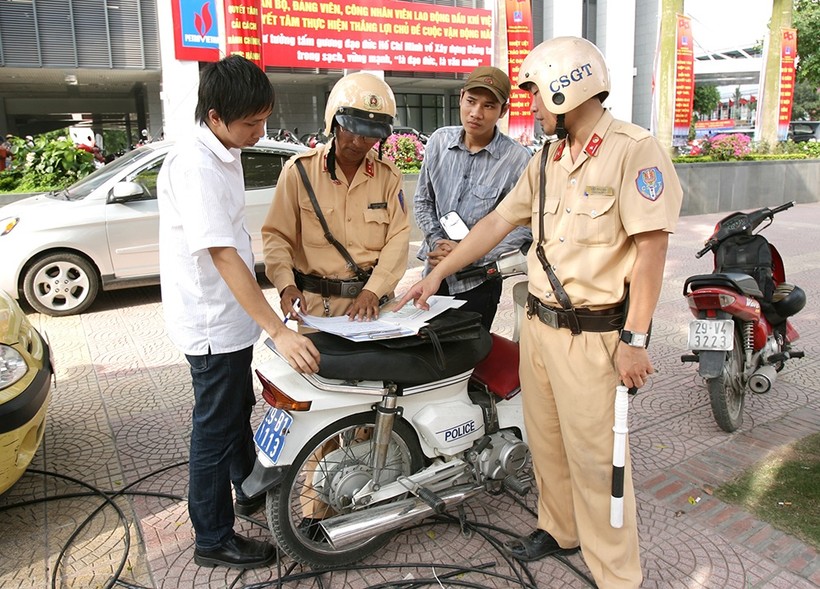 CSGT Hà Nội xử lý một trường hợp vi phạm (Ảnh minh họa).