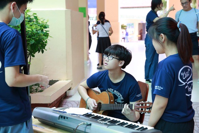 Tình nguyện viên Lê Quốc Anh (giữa) phụ trách bộ môn Âm nhạc tại Trại hè tiếng Anh Nam Sài Gòn 2019