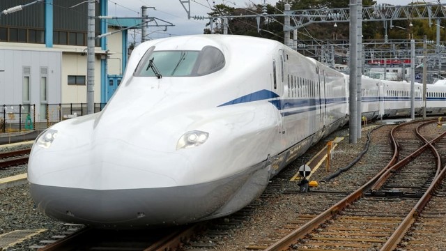 Tàu Shinkansen của Nhật Bản đang sử dụng công nghệ động lực phân tán. Ảnh: CNN
