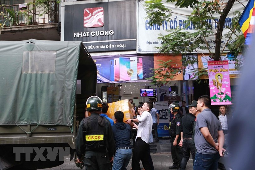 Lực lượng cảnh sát của Bộ Công an khám xét cửa hàng điện thoại Nhật Cường tại số 33 Lý Quốc Sư, quận Hoàn Kiếm (TP Hà Nội) hôm 9/5