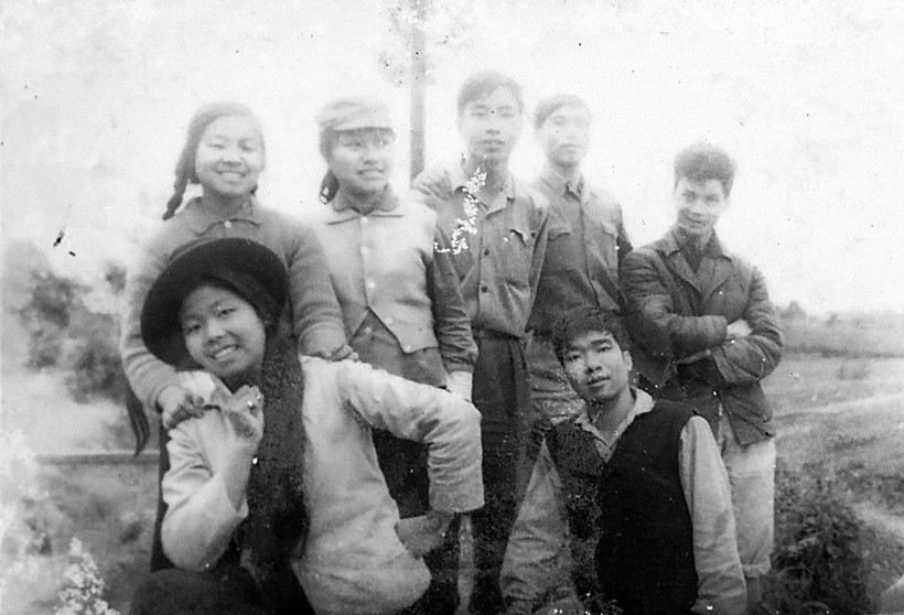 Lê Văn Thể (thứ tư hàng trên) cùng đồng đội, dân quân tại chiến trường.