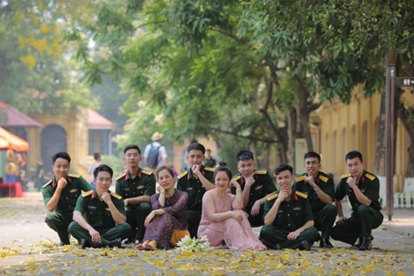 Thượng tá, ThS Kiều Ngọc Dung (áo dài chấm) cùng học viên
