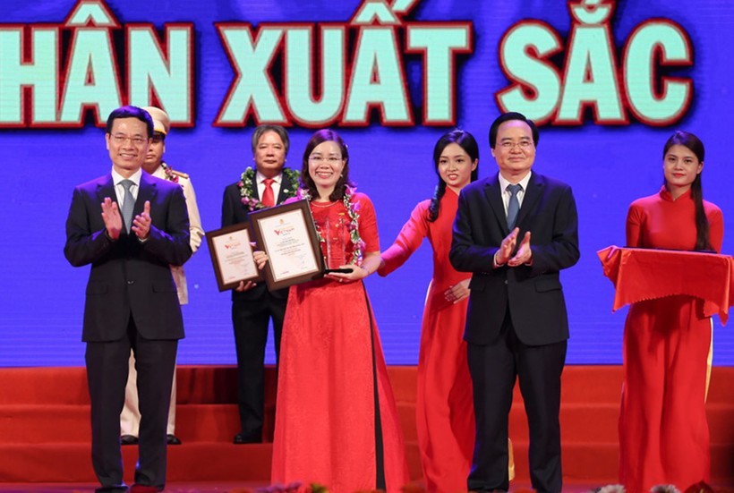 Cô Vũ Thị Việt Hoa nhận giải thưởng tại Chương trình Vinh quang Việt Nam