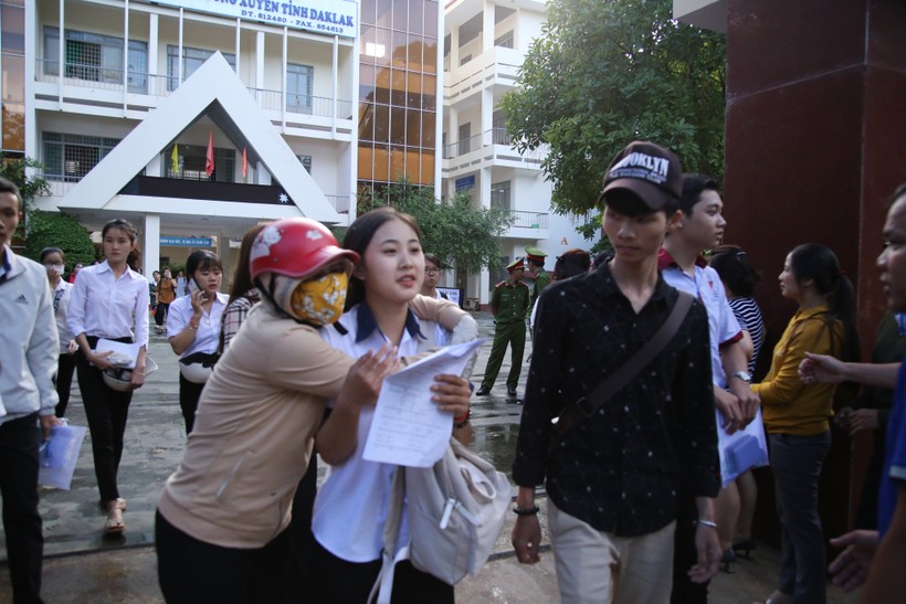 Phụ huynh đón thí sinh sau khi kết thúc kì thi THPT quốc gia 2019 tại Đắk Lắk. Ảnh: Trúc Hân
