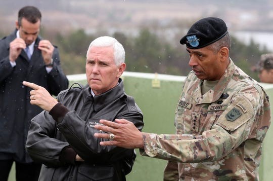 Phó Tổng thống Mỹ Mike Pence (bên trái) tại Khu Phi quân sự (DMZ), gần biên giới Panmunjom, Hàn Quốc năm 2017