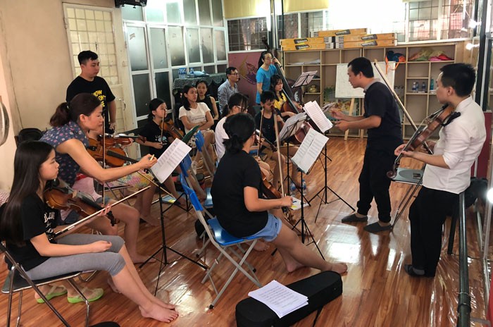 Các nhạc công nhí luyện tập cùng thầy Lưu Quang Minh.