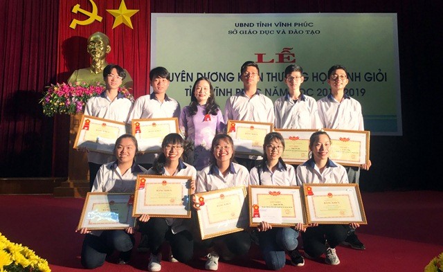 Cô Nguyễn Thị Minh Hải cùng đội tuyển 10 học sinh giỏi môn Lịch sử năm học 2018 - 2019