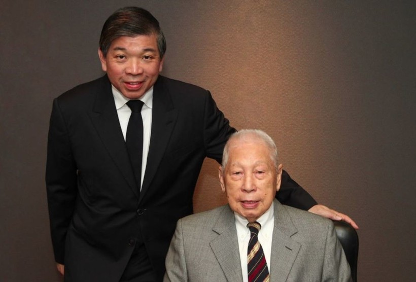 Teo Siong Seng (bên trái), chủ tịch điều hành và Chang Yun Chung, người sáng lập và chủ tịch của Pacific International Lines.