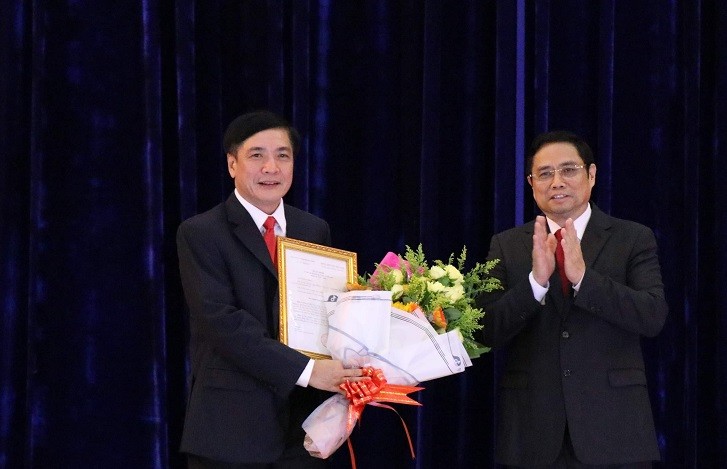 Ông Bùi Văn Cường, bí thư tỉnh ủy Đắk Lắk (bên trái) nhận quyết định bổ nhiệm.