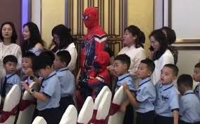 Tin lời con trai không kiểm chứng, hai bố con bỗng chiếm spotlight tại lớp học khi hoá thân thành Spider Man