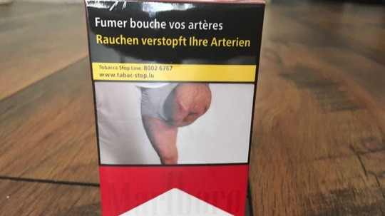 Hình ảnh in trên bao bì thuốc lá được cho là của một người đàn ông Albania. Ảnh: France Bleu.