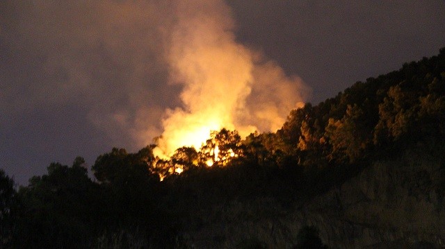 Ngọn lửa bốc lên dữ dội trên đỉnh núi khiến phương tiện chữa cháy không thể tiếp cận.