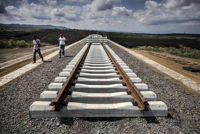 Phần cuối của tuyến đường sắt do Trung Quốc xây dựng tại Duka Moja, Kenya (Ảnh: Luis Tato/Bloomberg).