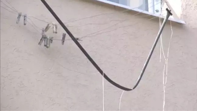 Sợi dây phơi bị cong vênh sau khi cứu sống cậu bé 11 tháng tuổi bị rơi từ tầng 5.